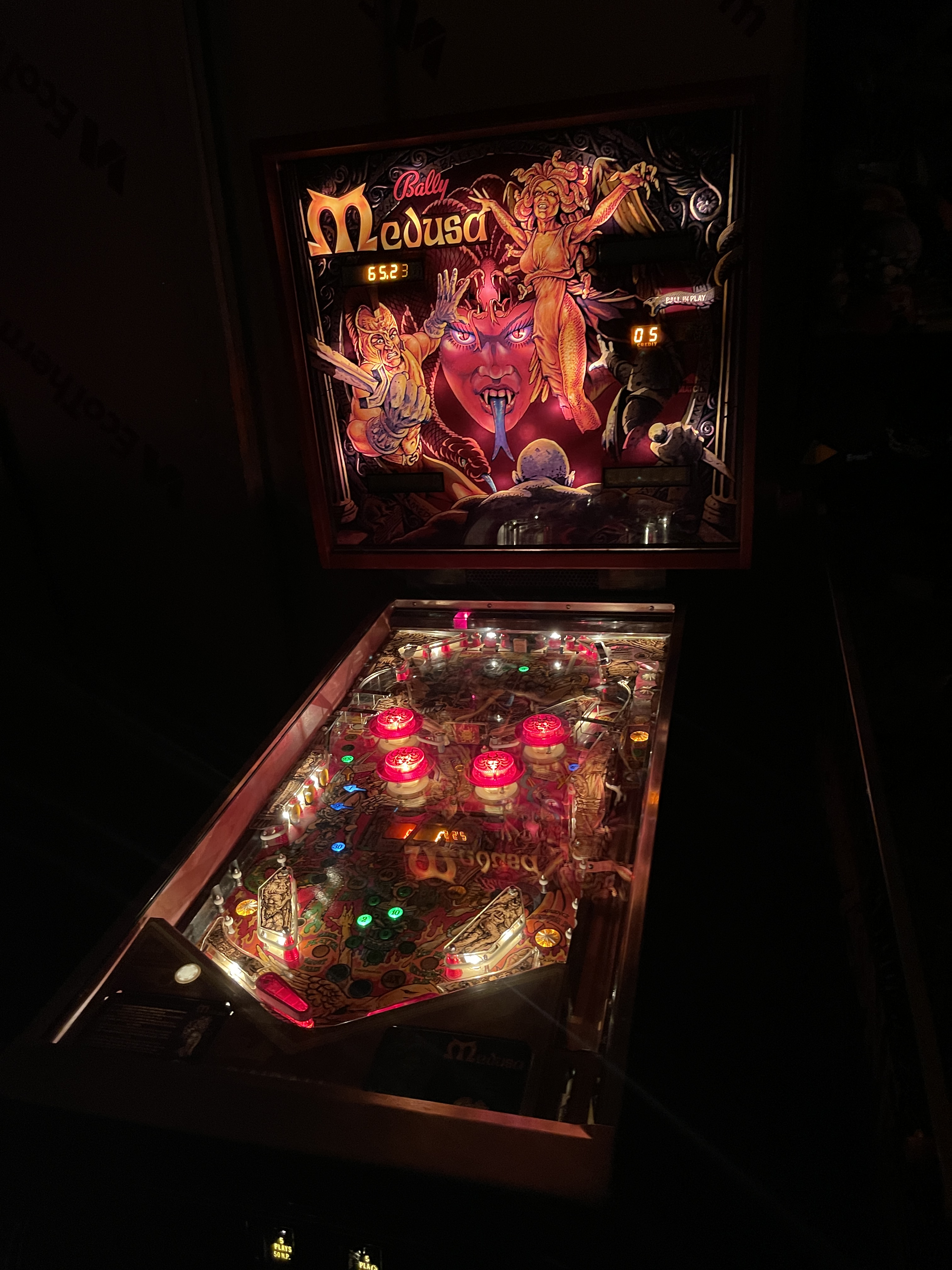 Medusa pinball machine